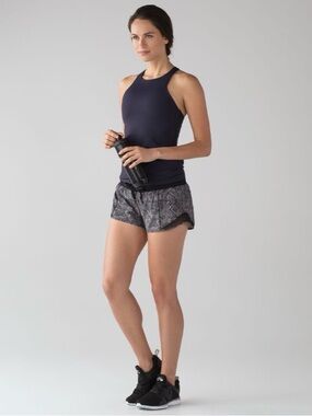 Lululemon Hotty Hot Short (2.5" ) low rise
Formation Alpine White Black / Black